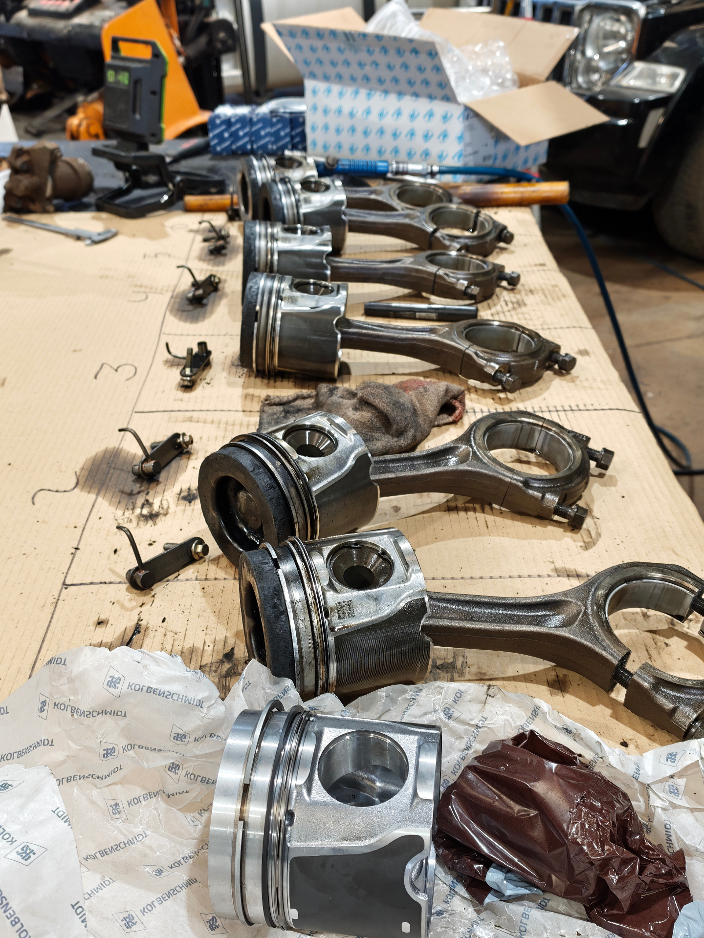 Detalle de pistones y bielas de un motor industrial preparados en el taller