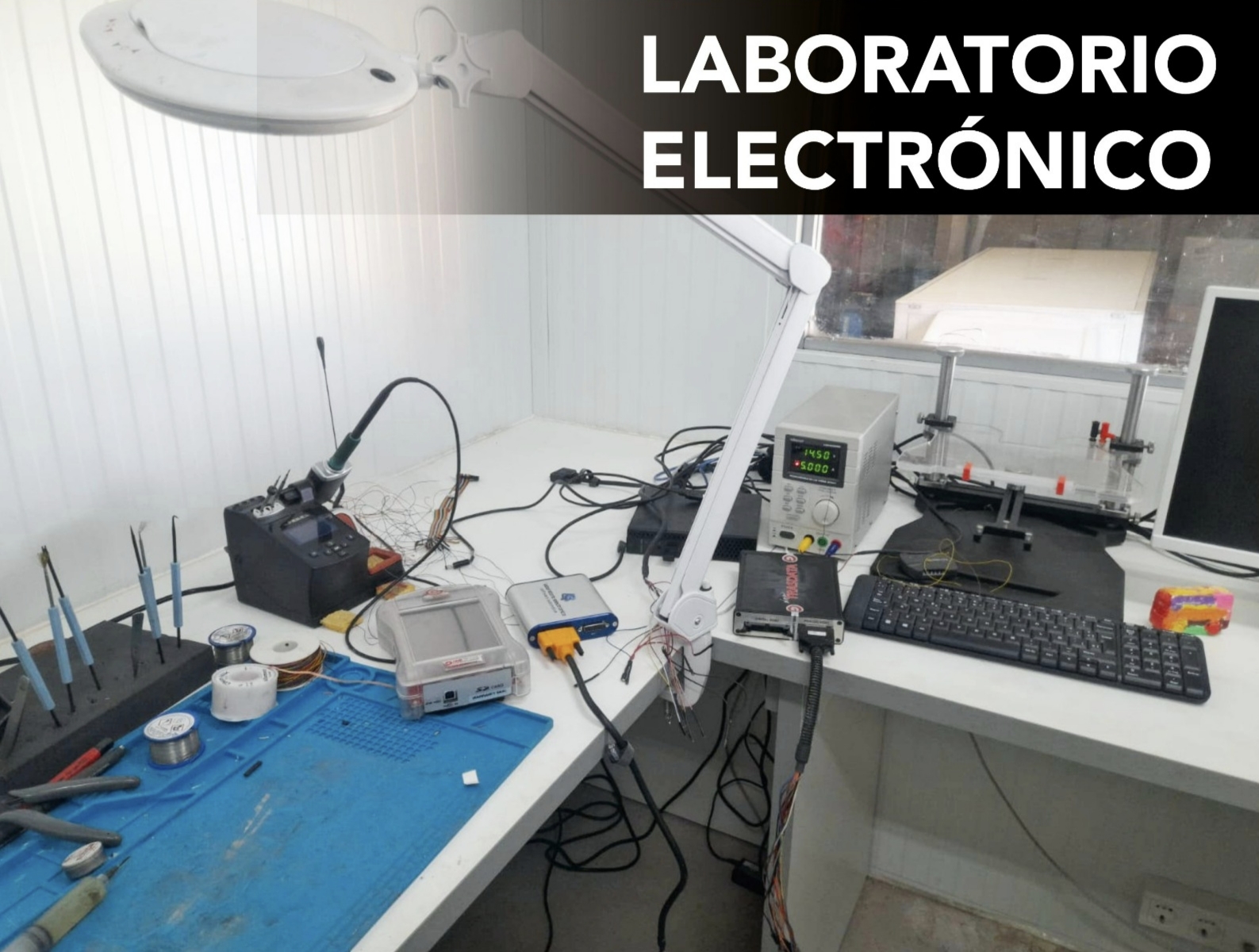 Laboratorio electrónico real de Izsetrack con banco de trabajo y equipos de diagnosis