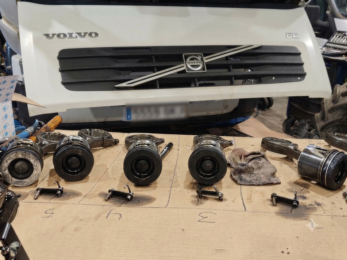 Pistones desmontados durante la reparación de un camión Volvo en Izsetrack